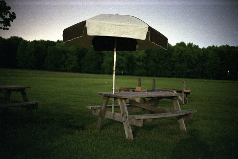 picnic table umbrella